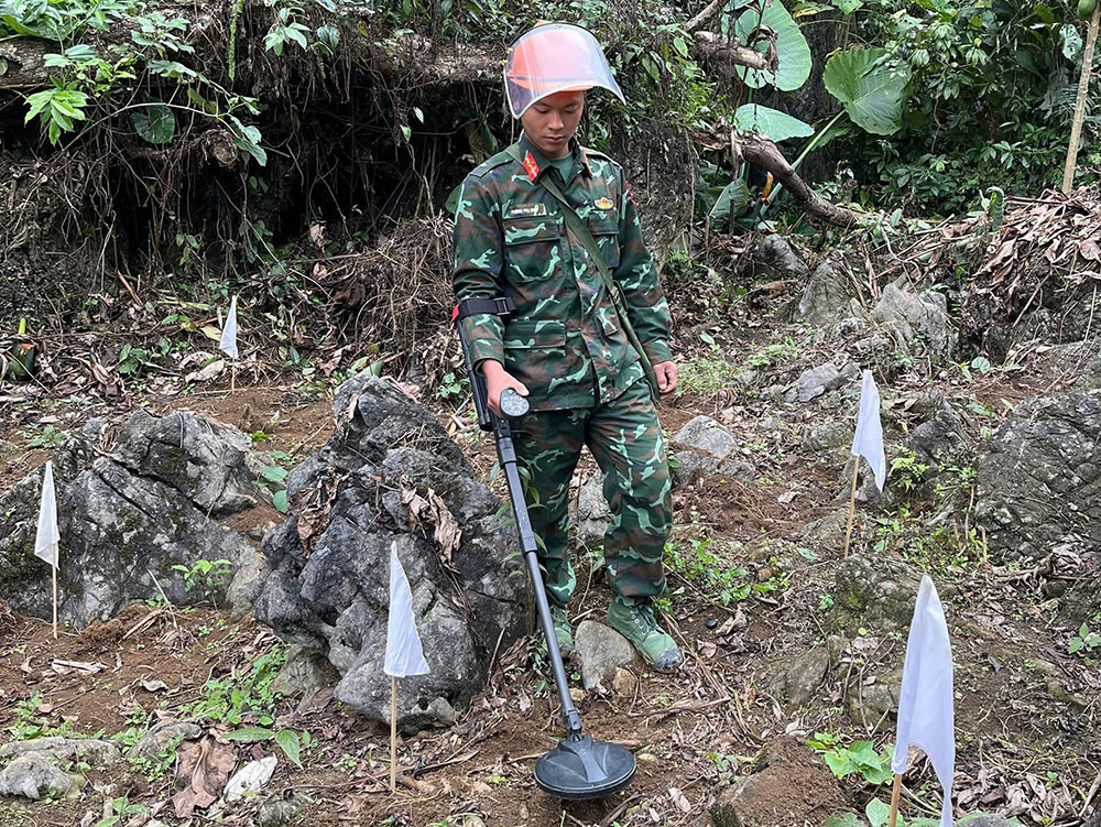 Bám biên cương làm hồi sinh đất